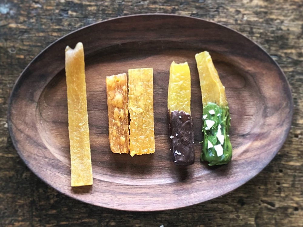 燻製干し芋の試作品。チョコがけなどのオリジナル干し芋も。