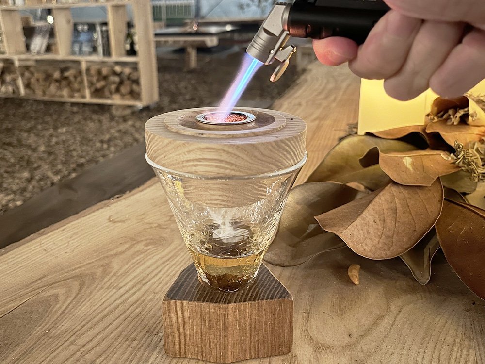 テーブルスモーカーのプロトタイプ。チップを入れて火をつけると、グラス内で煙がまっすぐに落ちる。