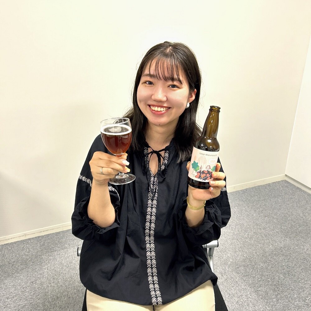 ビールをもつ女性