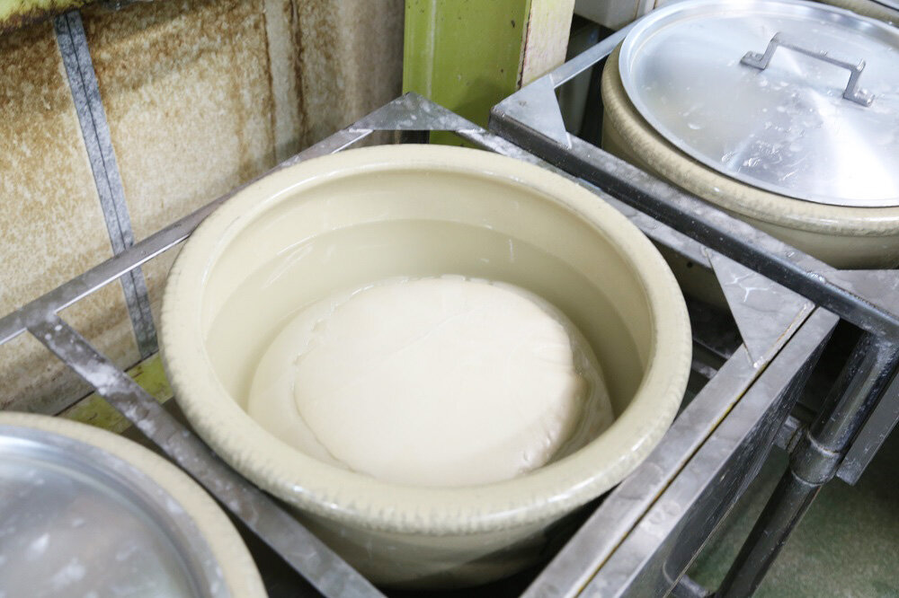 原料のグルテンに強力粉を加えて攪拌し、麩生地を作る