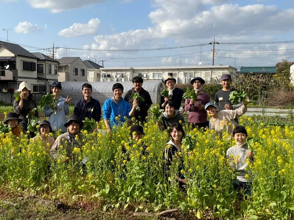 野菜を手に笑顔の鴨志田さんら