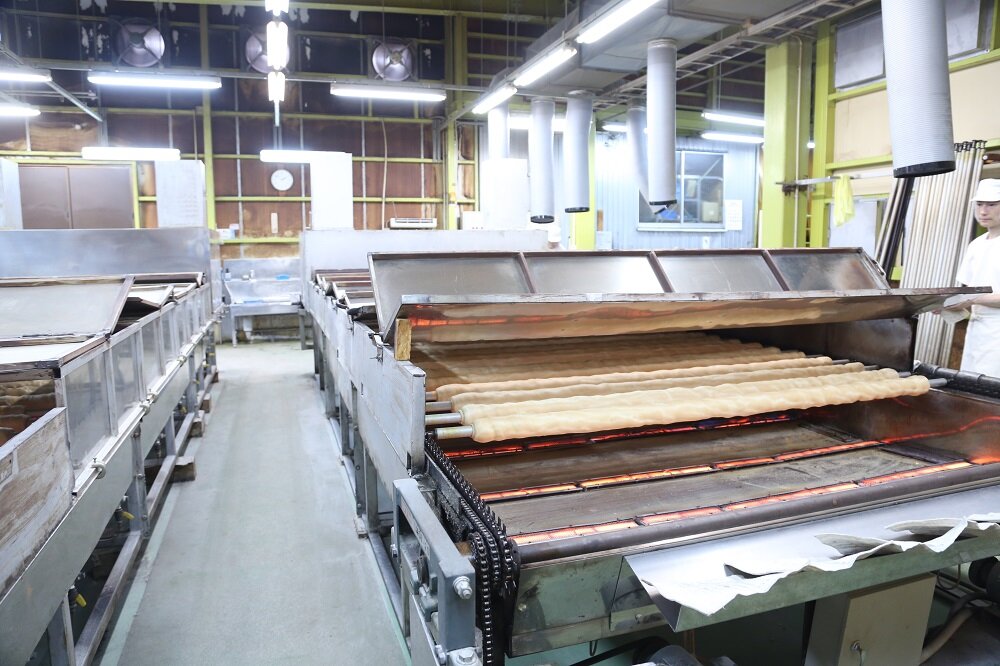 巨大なオーブンで回転させながら焼く