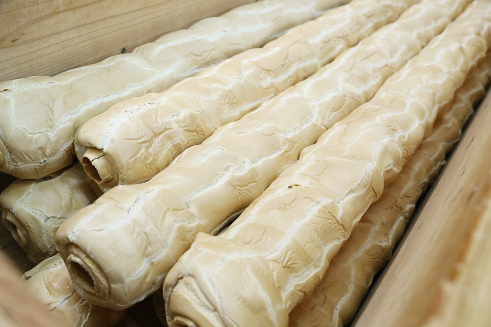 焼きあがったものはグルテンを安定させるために、箱に入れて休ませる