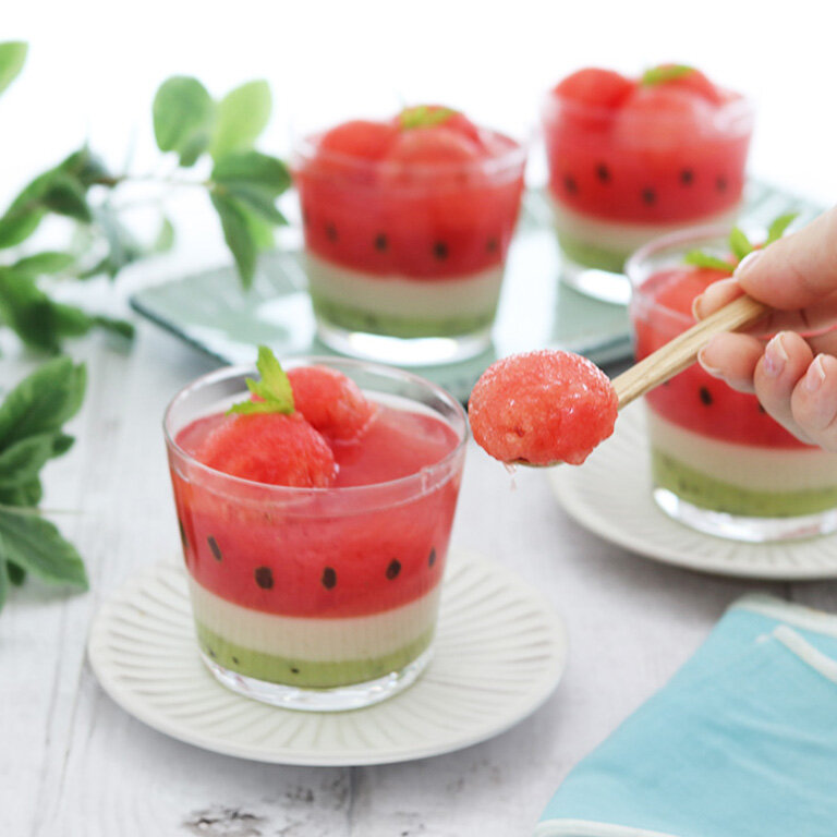 夏のひんやりスイーツ！すいかの寒天ゼリー