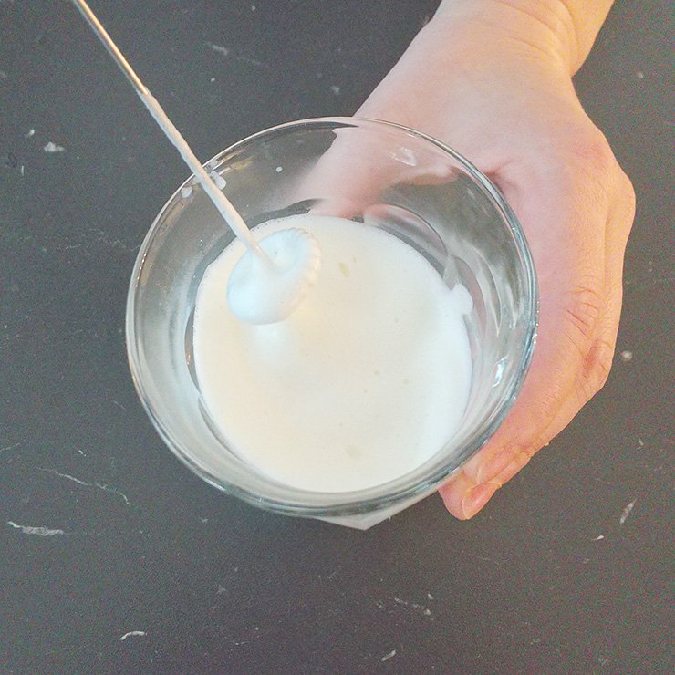 分量の豆乳のうち大さじ3を電子レンジで温め、ミルクフォーマーなどで泡立てます。