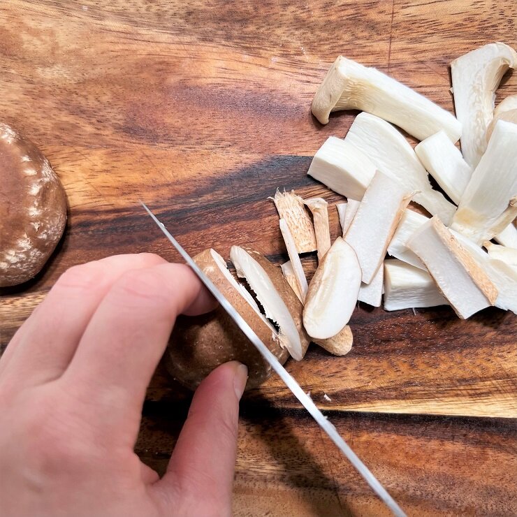 キノコは小房に分けるか、食べやすい大きさに切ります。