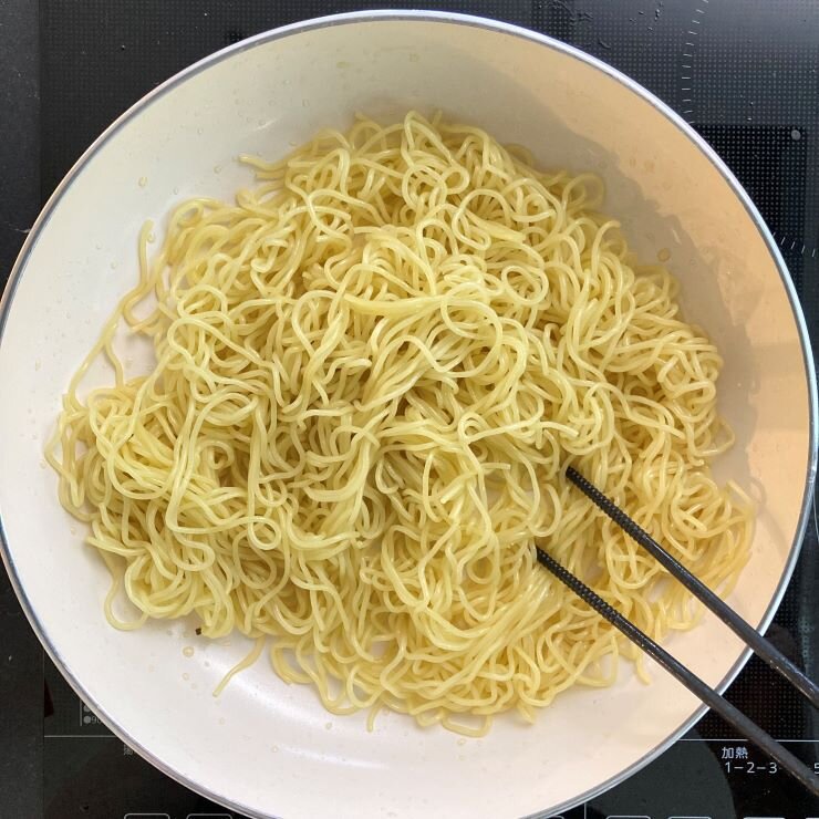 中華麹大さじ１を入れて味を付け、取り出します。