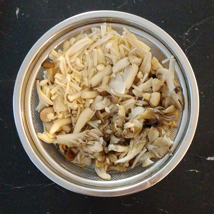 ザルにあげて水気を切ります。