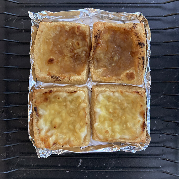 チーズがとろっと溶けて油揚げが香ばしく焼けたら取り出します。