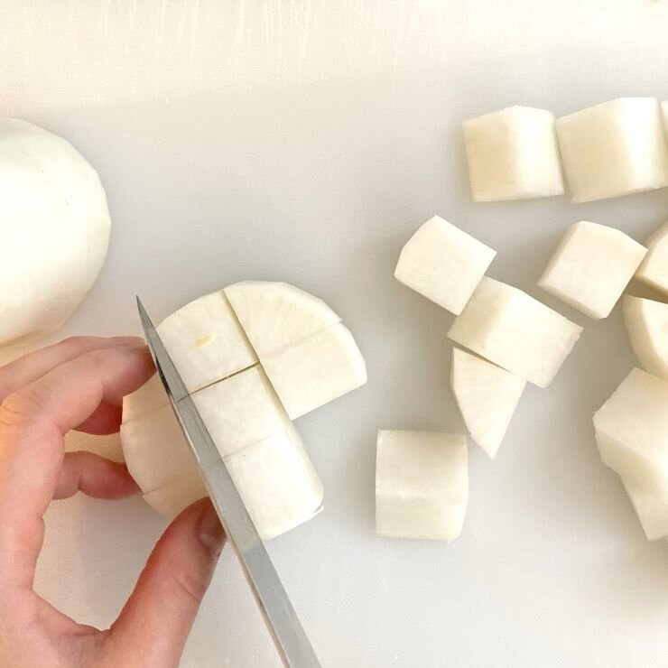 ダイコンは皮を剥き、2.5～3㎝角に切ります。