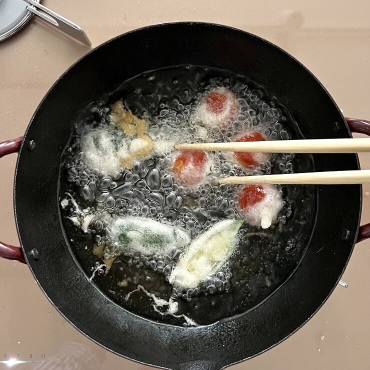 3に1と2をくぐらせ、170℃に熱した米油で揚げます。
