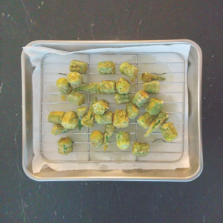 170～180℃に熱した揚げ油で揚げます。サクッと揚がれば出来上がり。