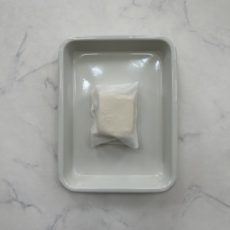 絹ごし豆腐はキッチンペーパーに包み、軽く水切りをします。