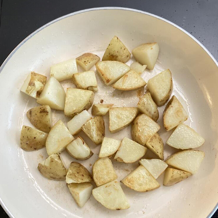 フライパンに米油大さじ1を熱し、1を入れて焼き色が付くまで炒めます。