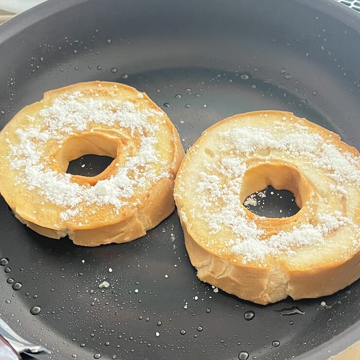 車麩の表面に甜菜糖をかけて更に焼き、砂糖が溶けてキャラメル色になったら取り出します。