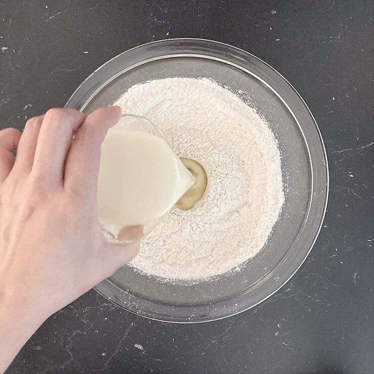 中心を窪ませて豆乳、みりん、米油を加えます。