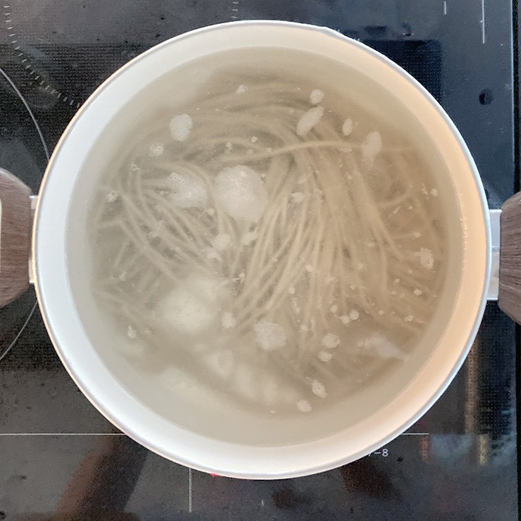 鍋に湯を沸かし、そばを入れて袋の表示時間通り茹でます。 水で洗い、水気をしっかり切ります。