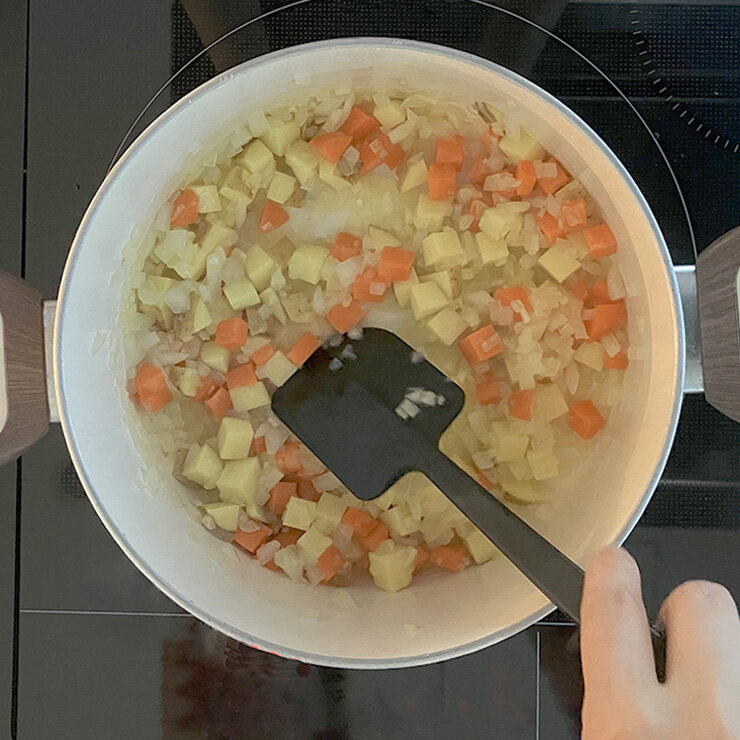 タマネギがしんなりとしたら2を入れてさらに炒めます。