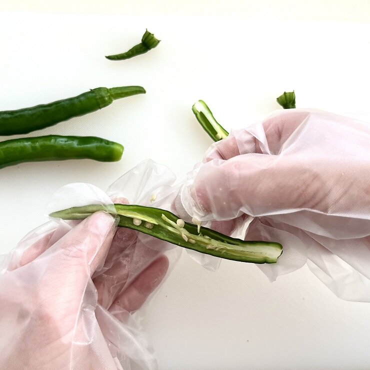 青唐辛子は半分に切ってヘタと種を綺麗に取り除き、みじん切りにします。（手袋着用）