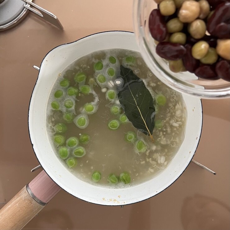 1にミックスビーンズを加えてさっと煮て、ザルに上げます。