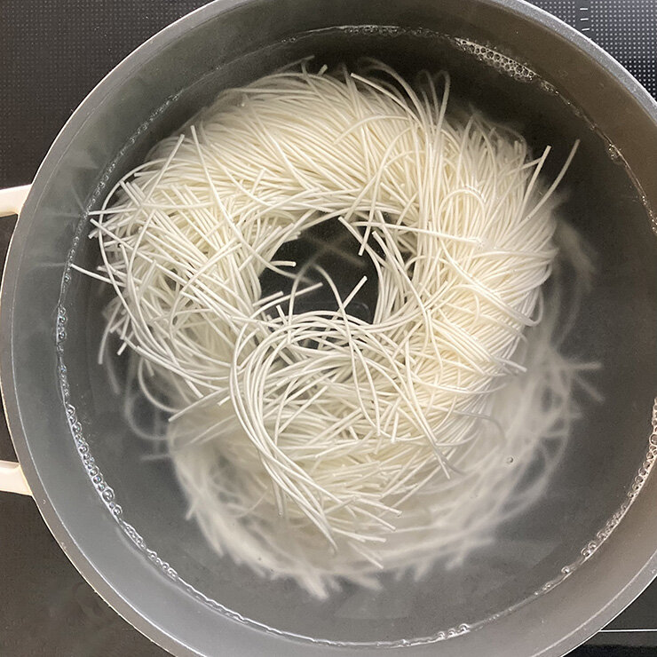 そうめんを茹でて、冷水で締めます。