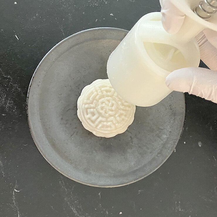 餅粉をまぶして型にはめて形を作ります。