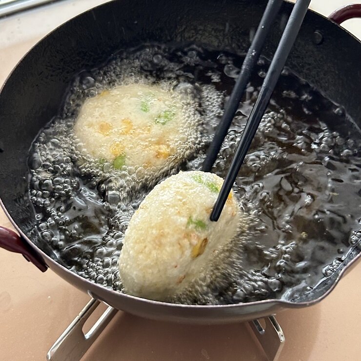 薄く片栗粉をまぶし、160℃に熱した油で揚げます。