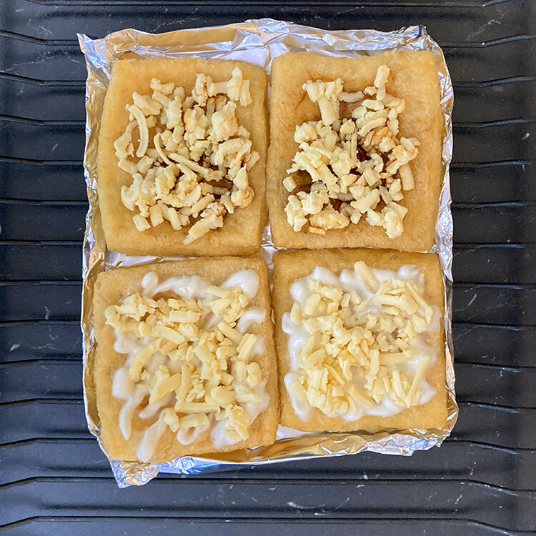 3と4にチーズをのせます。アルミホイルの上にのせて焼きます。
