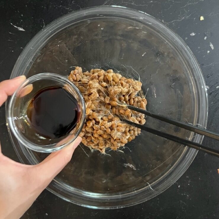 大きめのボウルに納豆とAを入れてよく混ぜます。