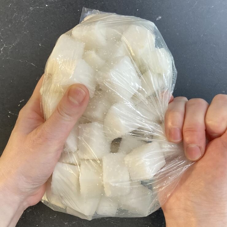 1をビニール袋に入れて塩をまぶし、1時間以上おきます。（途中で何度かもみ込みます）