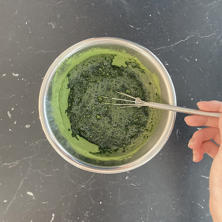 抹茶シロップを作ります。抹茶と砂糖をよく混ぜて、湯を注いで混ぜます。 冷蔵庫で冷やしておきます。