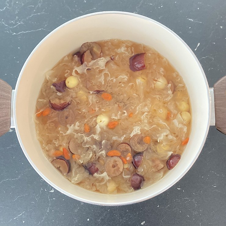 沸騰したら中弱火にし、軽くとろみが付くまで煮ます。（約40分）