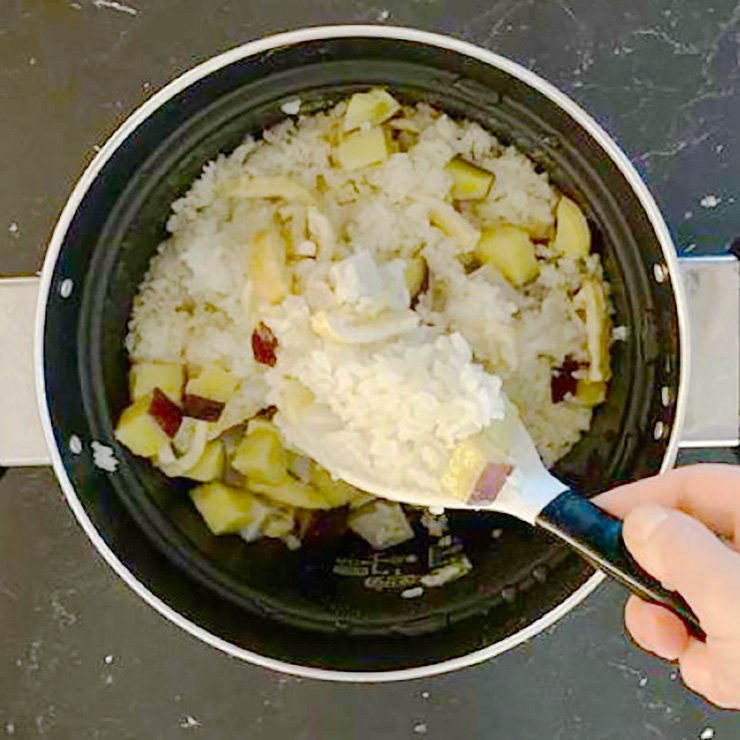 炊き上がったらイモがつぶれないように優しく混ぜ、器に盛ります。