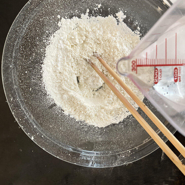 3に冷水を加えて少しダマが残る程度、サックリと混ぜます。