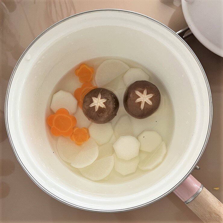 鍋に昆布出汁と2、3、シイタケを入れて柔らかくなるまで煮ます。