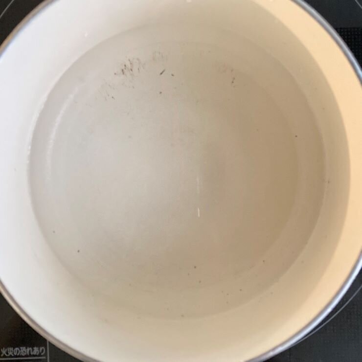 鍋に砂糖と水を合わせて火にかけ、砂糖を溶かします。