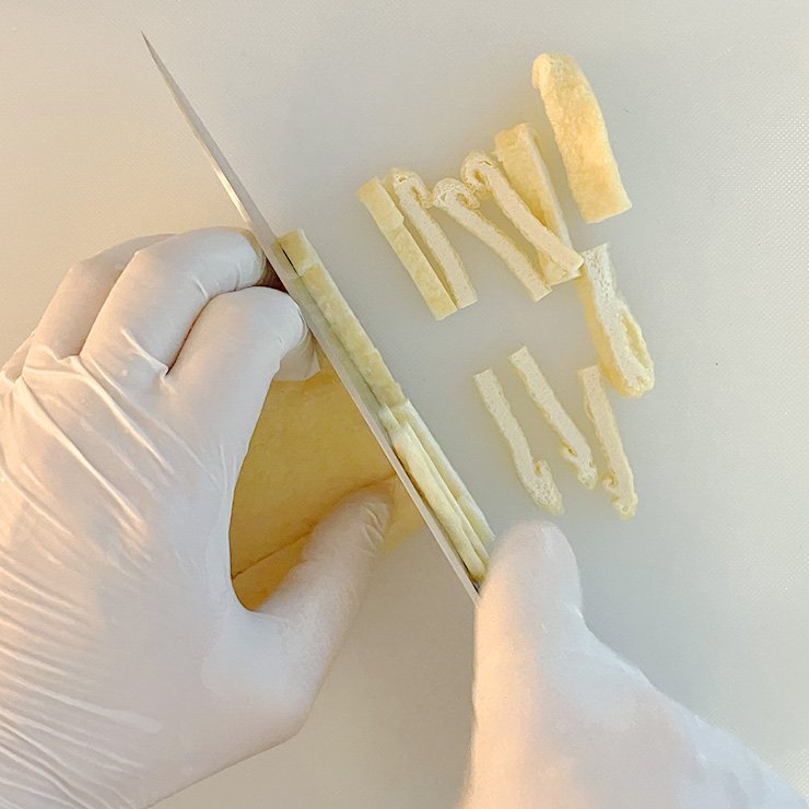 油揚げは横半分に切り、5㎜幅の細切りにします。