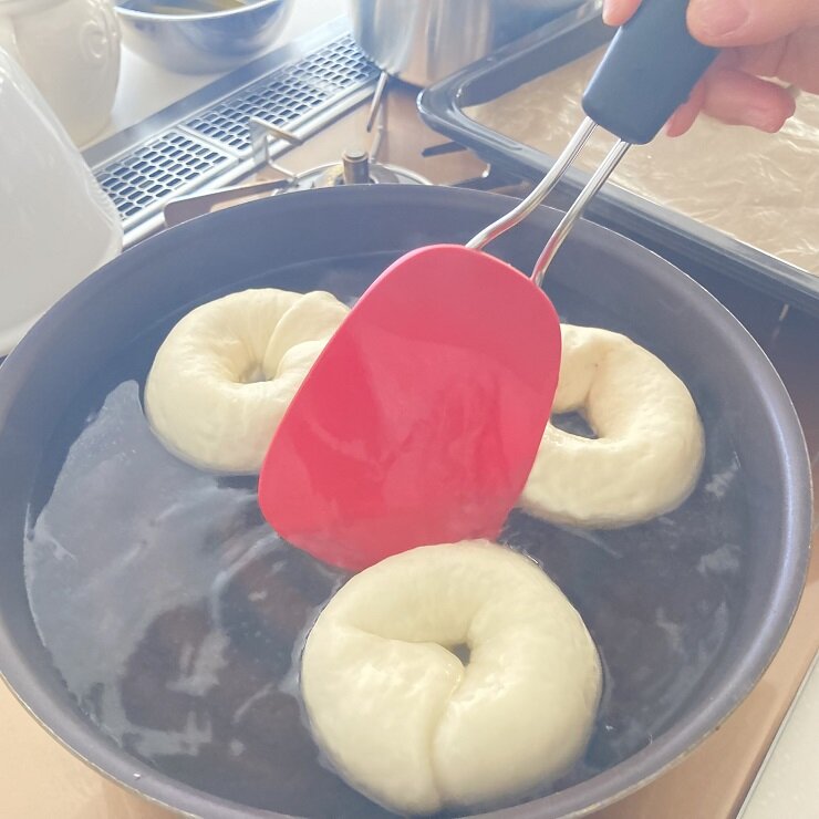 フライパンに湯を沸かして甜菜糖を入れ、4を入れて片面30秒ずつ茹でます。