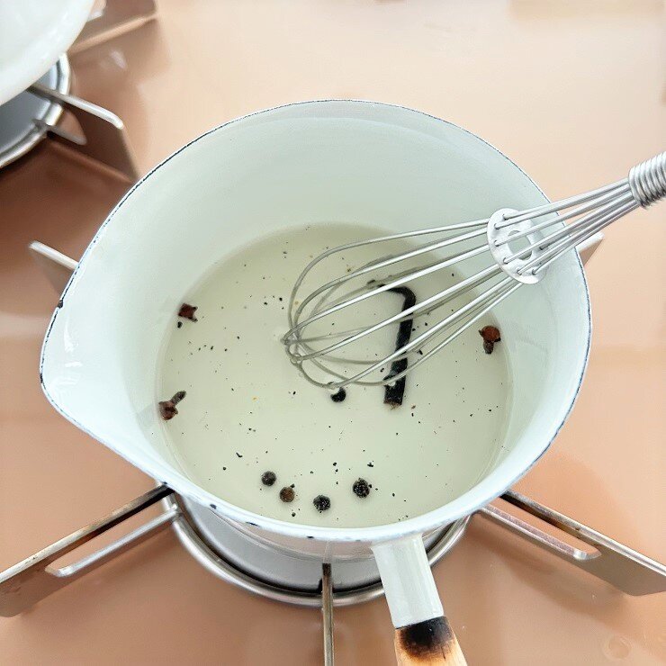 鍋に水とスパイスを入れて火にかけ、1を入れてよく混ぜ煮溶かします。