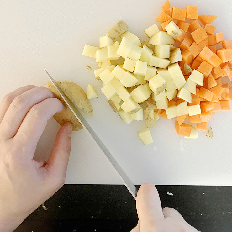 ジャガイモやニンジンなど、好みの野菜を1cm角に切ります。