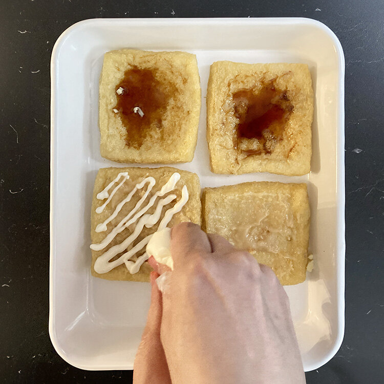 照り焼きマヨは、小袋にマヨネーズを入れて絞ります。 （スプーンで塗ってもOK！）