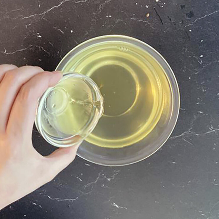 茶こしで漉して細かいクズを取り除いて、保存容器に移します。