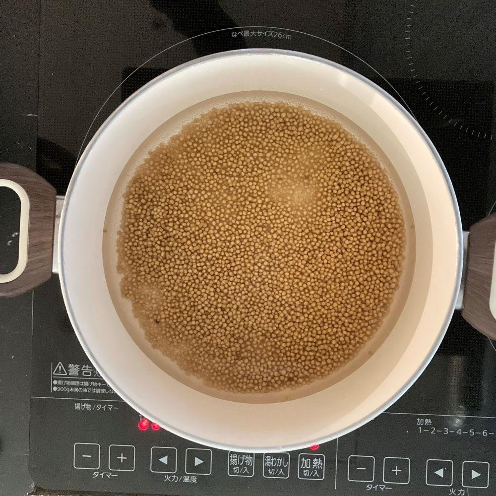 1の水気をきり鍋に入れ、再度かぶるくらいの水を入れて火にかけます。 ひと煮立ちしたらザルにあけて水気をきります。