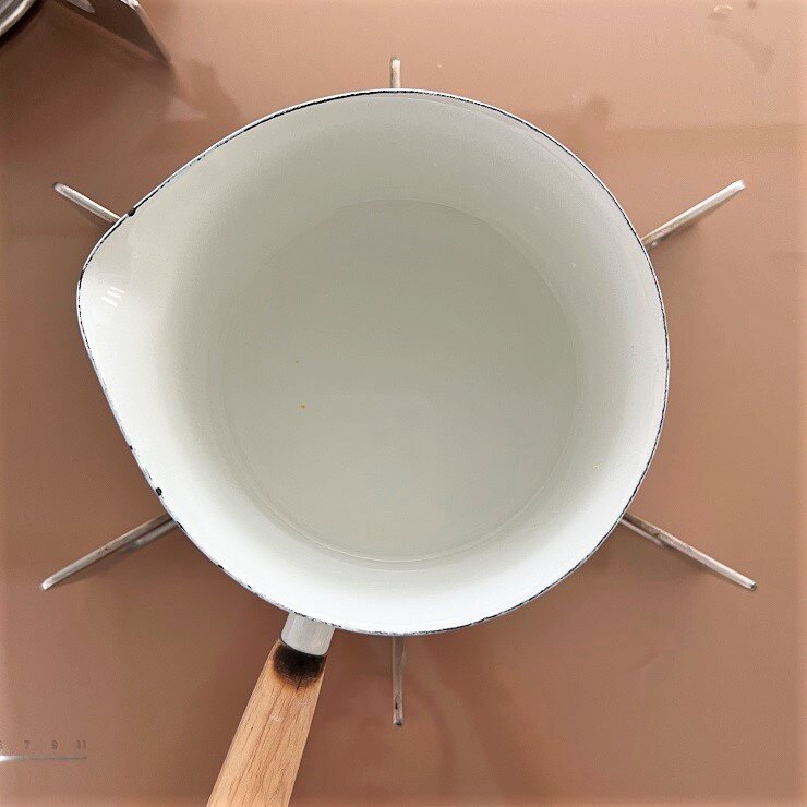 シロップの材料は鍋に入れて火にかけます。沸いて砂糖が溶けたら冷まします。