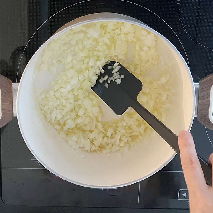 鍋にオリーブ油と1を入れて火にかけ、炒めます。