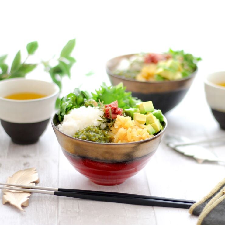 ネバネバで腸活！野菜とめかぶのばくだん丼
