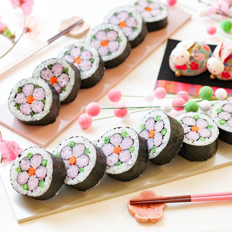 桃の花の飾り巻き寿司