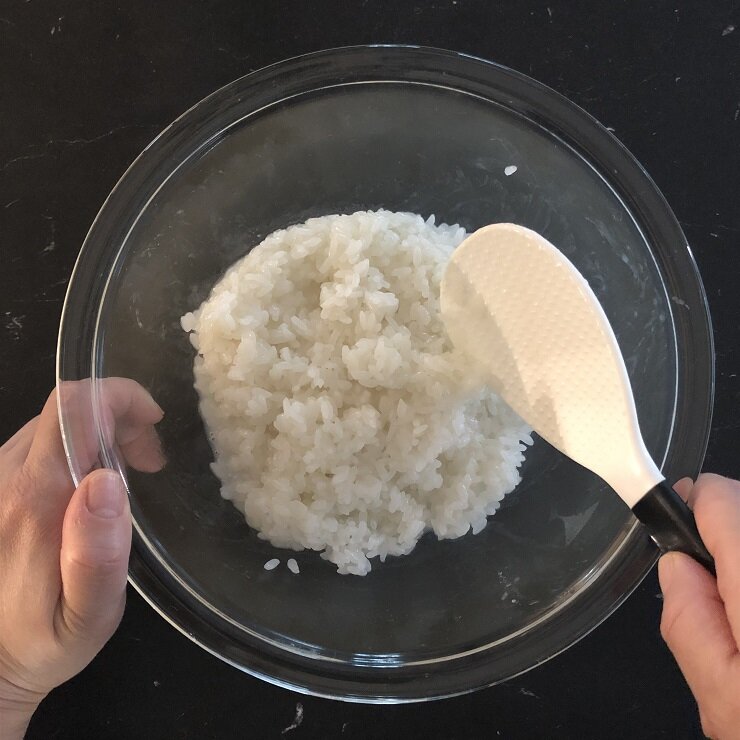 炊きあがったもち米に2を加え、混ぜ合わせて蒸らします。