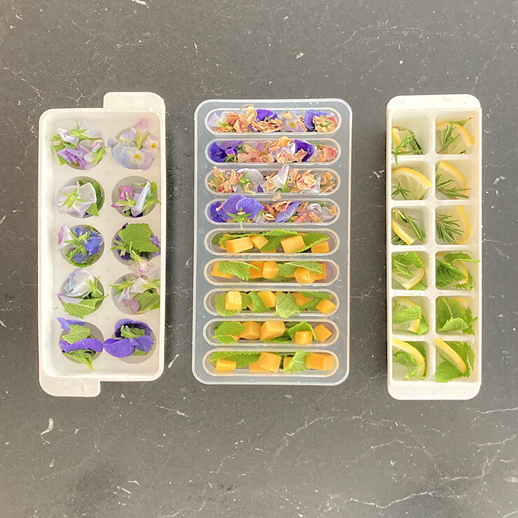 製氷皿に材料を彩りよく並べます。