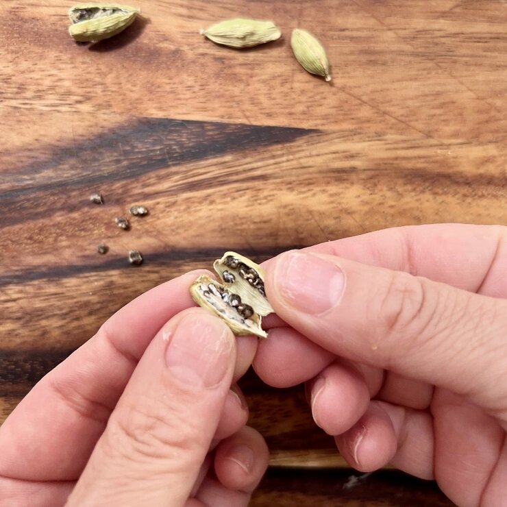 カルダモンは手で鞘を割ります。